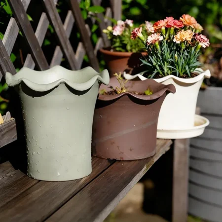 Lusul Ruffled Edge Resin Planter